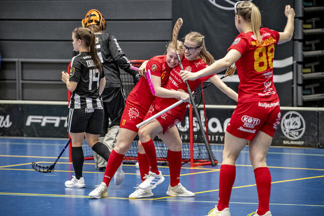 Tuulia Lahti muodosti viime kaudella tehokkaan ketjun Laura Pakarisen ja Ulla Valtolan kanssa.