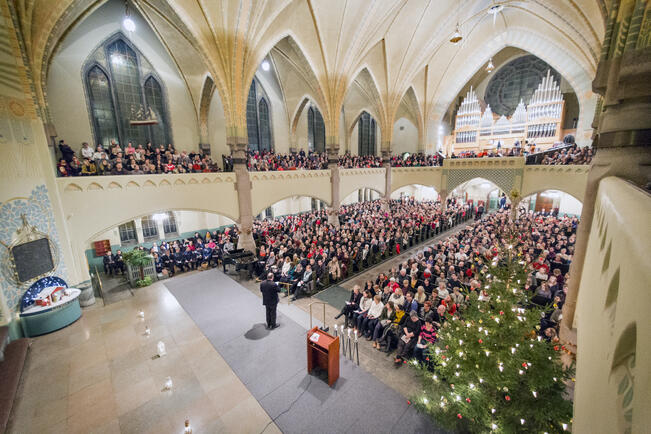 Yön kauneimpia joululauluja laulettiin Mikaelinkirkossa vuonna 2019.