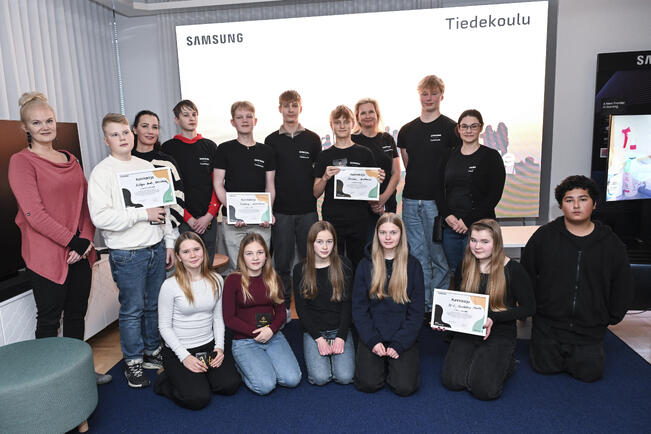 Kaikki finaaliin päässeet koulut palkittiin näyttöjä ja televisioita sisältävillä tuotepaketeilla.