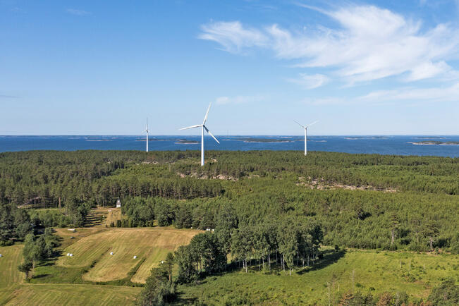 Högsårassa on kolme tuulimyllyä, jotka tuottavat sähköä yli saaren oman tarpeen.