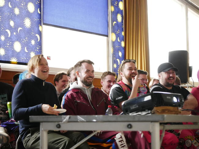 Turkulaisteekkarien omassa Jäynägaalassa ei turhia jäykistellä. Teekkarikomission emeritushallitusjäsenet ovat ilmeisen vakuuttuneita jäynäesityksestä. 