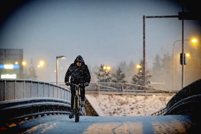 Naisista 19 prosenttia ja miehistä 15 prosenttia kulkee työ- tai opiskelumatkansa aktiivisesti ympäri vuoden.