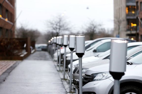 Paisuneiden kulujen takia sähköautojen lataus päiväsaikaan on joissain taloyhtiöissä estetty.