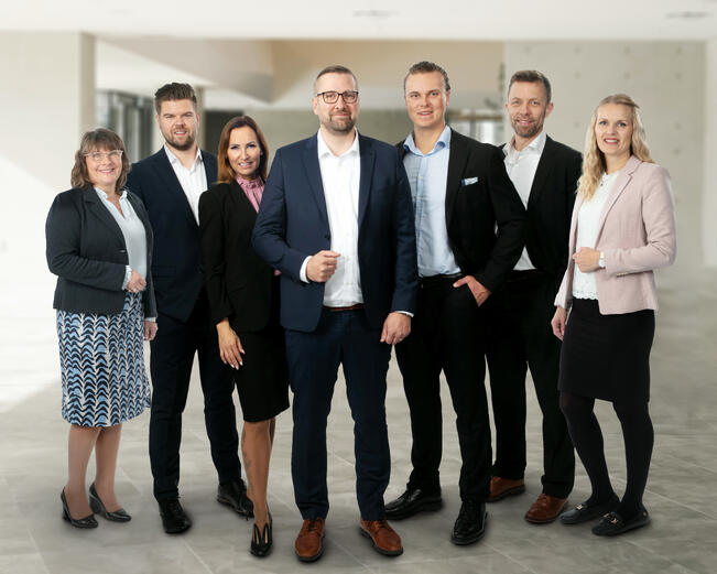 Talousasiantuntija Virve Vuorinen (vas.), yritysasiakkuuspäällikkö Jaakko Lammervo, yksityispankkiiri Johanna Mattila, johtaja Juha Aitos, sijoituspäällikkö Christian Reunanen, yritysasiakkuuspäällikkö Tommi Tuomi ja pankkilakimies Heidi Karanko.