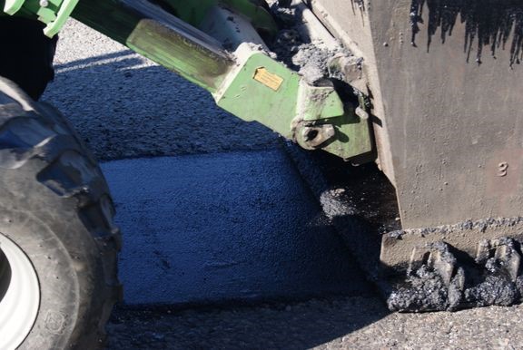 Asfaltin paikkaus on vaikeaa märissä olosuhteissa.