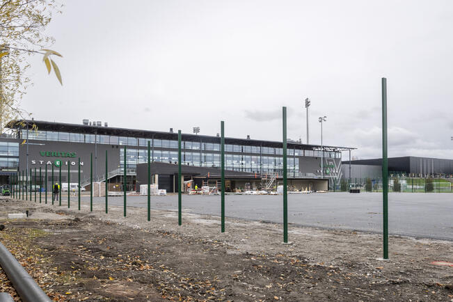 Monitoimikenttä on noussut jalkapallostadionin edustalle puiston puolelle. kuva on viime lokakuulta.