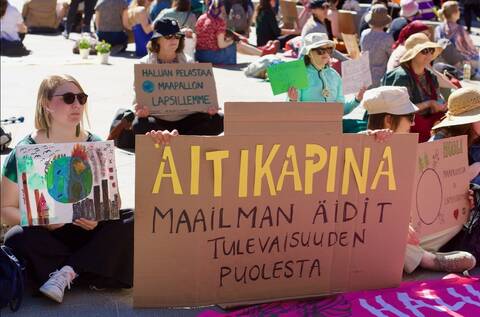 Äideillä viitataan kaikkiin hoivaajiin ja lasten tulevaisuudesta huolestuneisiin aikuisiin.