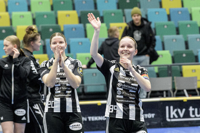 Jenna Saario (oik.) syötti TPS:n maaleista kolme.