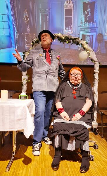 Epäilyttävä runomies Garcia Poetta (Jukka Heino) päätyy viettämään kimppahäitä upporikkaan marttakerholaisen Gustaavan (Sirpa Rajala) kanssa.
