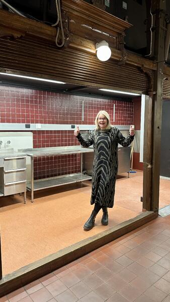 Kati Leskinen Kauppahallin tulevan myymälän paikalla.