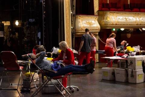 Åbo Svenska Teaterin päänäyttämö on uniikki miljöö verenluovutukselle. 