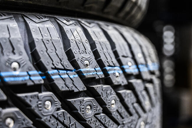 Renkaat tulisi säilyttää pimeässä ja tasaisen viileässä.