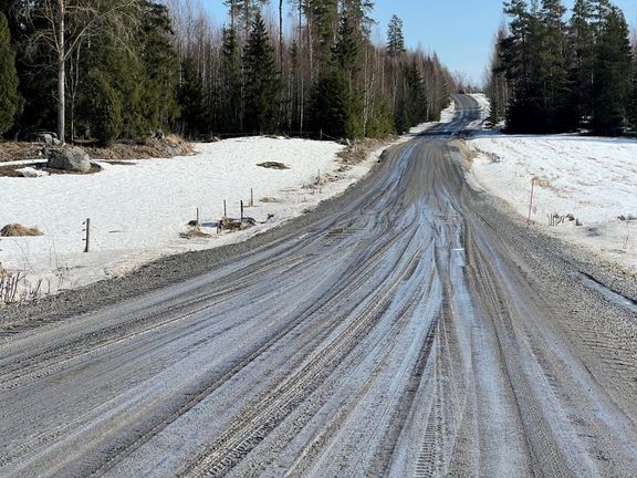 Tiest&#246;ll&#228; on havaittavissa tavallista v&#228;hemm&#228;n roudasta aiheutuvaa ep&#228;tasaisuutta.