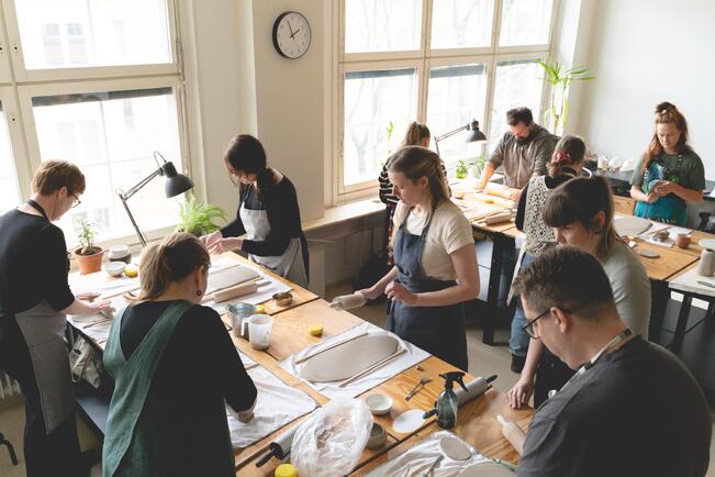 Clayroom tarjoaa muun muassa keramiikan alkeiskursseja.