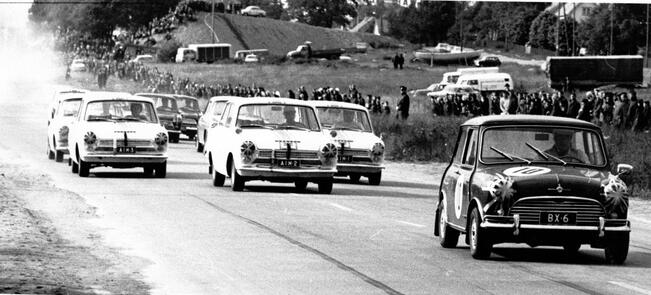 Itäharjulla kuului moottorien jylinä aina vuoteen 1965 asti. Morris Mini porhaltaa pitkin Kalevantietä kisan kärjessä, mutta tiukassa tuntumassa vaanii Ford Cortina -merkkisiä autoja.