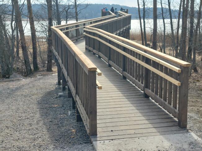 Piikkiönlahden uusi esteetön lintulava. 