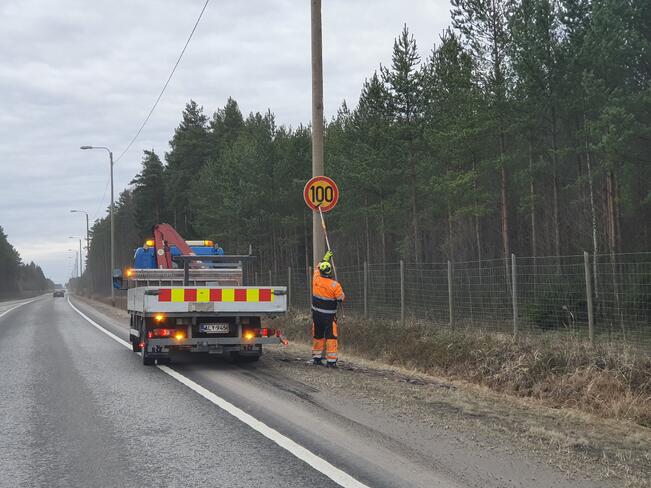 Talvi- ja pimeän ajan nopeusrajoitusten poiston voi aloittaa keskiviikkona 2. huhtikuuta Uudenmaan, Kaakkois-Suomen, Varsinais-Suomen, Pirkanmaan ja Etelä-Pohjanmaan ELY-keskusten maanteillä.