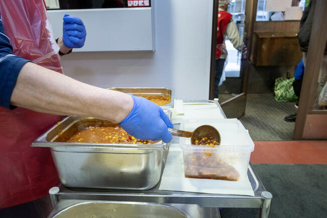Punaisen Ristin vapaaehtoiset jakavat koulujen ylijäämäruokaa useilla kouluilla Turussa.