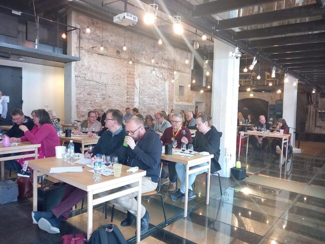 Kulttuuritehdas Manillan Vanhalla Viinatehtaalla järjestettiin viinien sokkomaistamisen suomenmestaruuskilpailu.