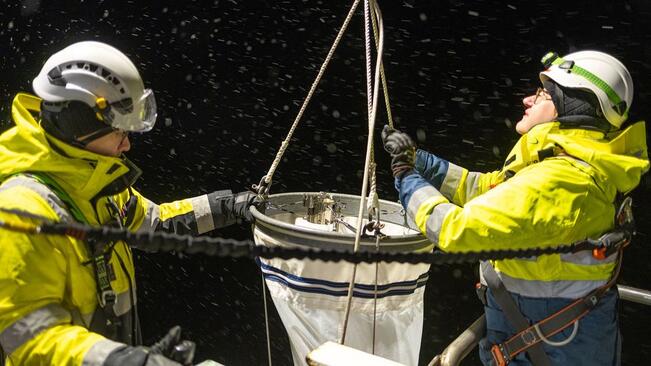 Sami Rantapusa (Ilmatieteen laitos) ja Susanna Hyvärinen (Syke) ottavat eläinplanktonhaavilla näytettä.