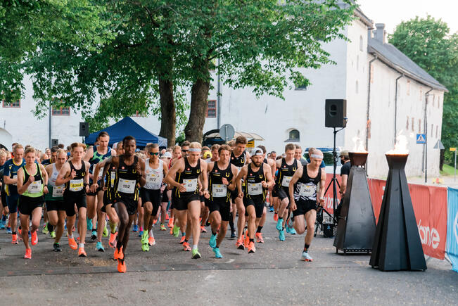 Aurajoen yöjuoksun vuoro on perjantaina illalla.