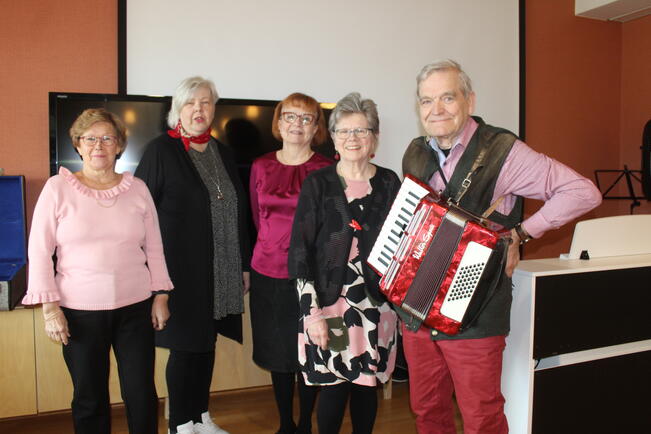 Merja Köpsi (vas.), Marita Kantola, Tarja Westman-Linhala sekä Pirjo ja Lasse Vahtola viihdyttämässä Portsakodissa.