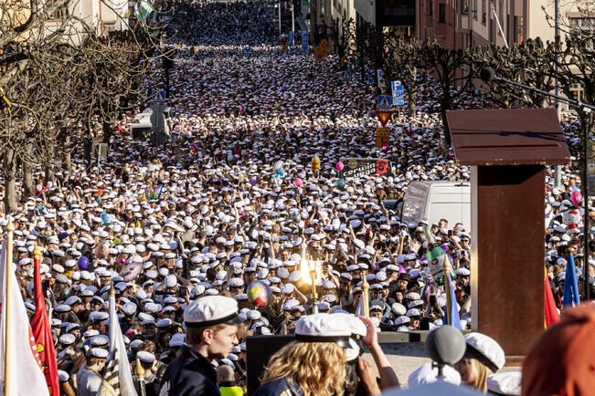 Taidemuseonmäki täyttyy valkolakeista vappuaattona.