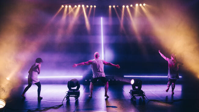 Here comes the Dot dot dot. Elina Raiskinmäki (vas.), Arttu Halmetoja ja Suvi Nieminen.