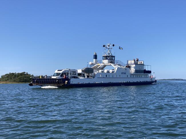 Antonia liikennöi Houtskari-Iniö-reitillä Houtskarin Mossalasta Iniön Daleniin.