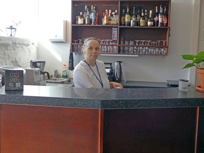 Hotelliravintola Stallbackenin historiasta kertovat Mikael Granqvistin äidin kutomat ryijyt seinillä ja valkoisiksi kalkitut seinät. Tiskin takana ravintolakokki Johanna Hotanen.