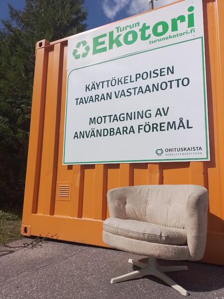 Uudelleenkäyttökelpoisen tavaran konttiin vastaanotettiin hankkeen aikana muun muassa 373 tuolia.