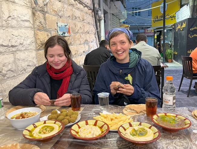 Tekla Knuutila (vas.) ja Edda Brinkmann osuivat Jordanian Ammaniin Ramadanin aikaan ja nauttivat iftaria, auringonlaskun jälkeistä ateriaa.