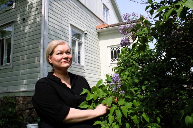 Mari Kallio fiilistelee kesäistä tunnelmaa Myllärintalon pihalla.