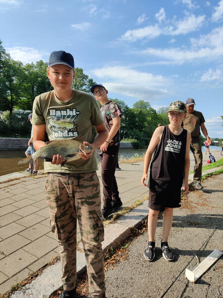 Onni Haario esittelee Aurajoesta nappaamaansa saalista. 