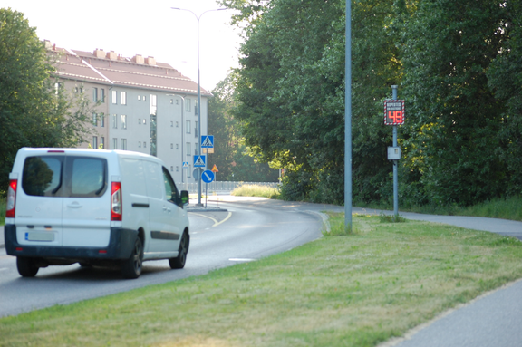 Nopeusnäyttötaulut ovat olleet käytössä vuodesta 2020. Ne sijoitetaan yleensä kuukaudeksi kerrallaan liikenneturvallisuuden kannalta riskikohteisiin.