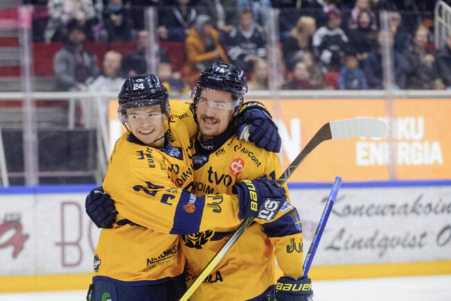 Tarmo Reunanen (oik.) nähdään jälleen TPS-paidassa.