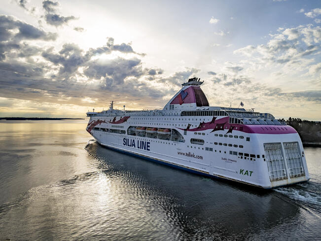 Tallink veti matkustajia reiteilleen mutta rahdin määrä laski.
