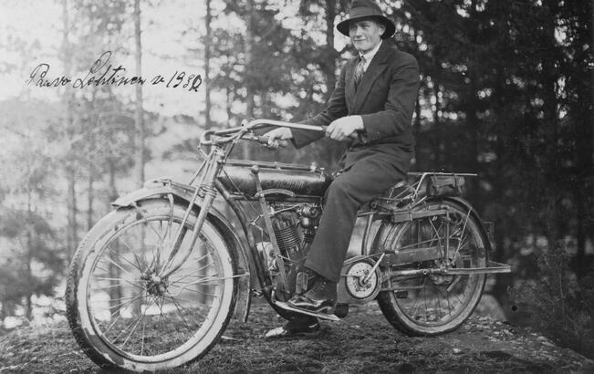 Akseli Hietarinta kuvasi moottoripyöräilevän Paavo Lehtisen vuonna 1930 Liedossa. 
