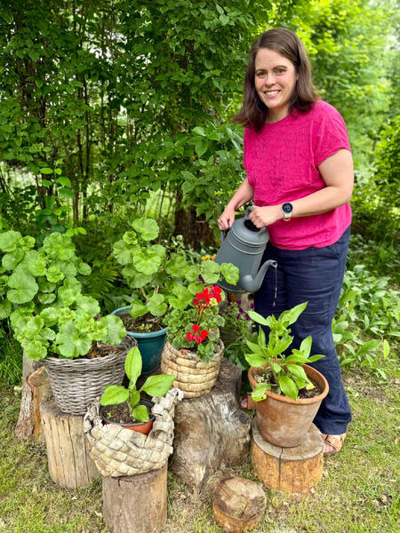 Aino Öhman muistuttaa, että voikukat ja apilat ovat todella hyvää ravintoa monelle pölyttäjälle.