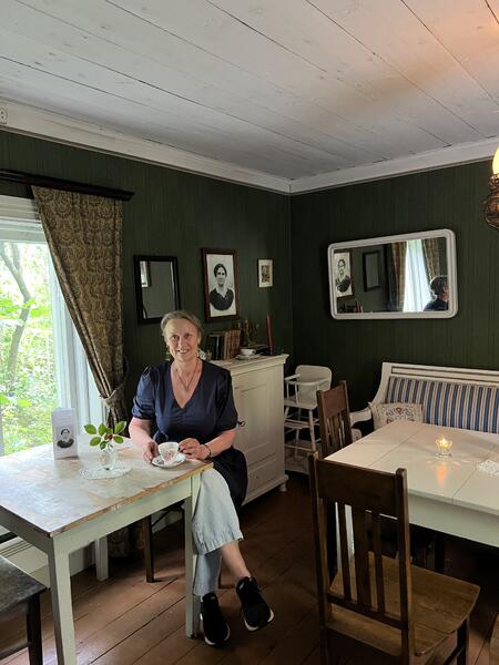 Kahvilanpitäjä Tarja Suomi leipoo päivittäin tuoreita leivonnaisia Fredrikantuvassa.