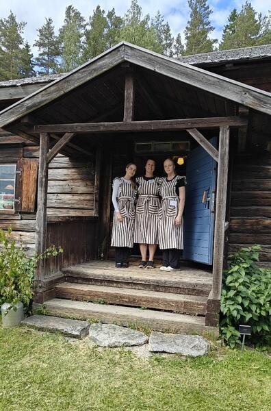 Trömperin kestikievarin kesätyöntekijät Helmi Tuominen (vas.) ja Veera Madetoja (oik.), keskellä Piia-Riina Ihander.