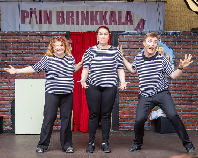 Venla Wallenius, Laura Hurme ja Hannu Rantala esittävät kolmestaan kaikki revyyn hahmot. 