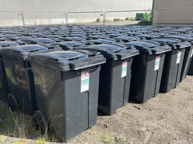 Muovi-, kartonki-, metalli- ja lasipakkauksille varattuja nelilokeroastioita LSJH:n astiavarastolla.