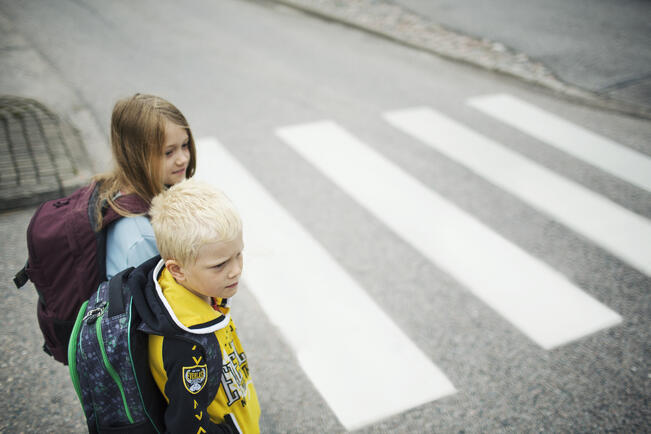 Yksittäisen kuljettajan näkökulmasta vauhdin muutos kolmestakympistä neljään ei tunnu erityisen merkitykselliseltä, mutta pienen lapsen näkökulmasta ohi paahtavan, kiihdyttävän tai äkkijarruttavan kuljettajan käytös voi saada koulutiet tuntumaan turvattomilta.