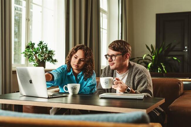 Yli puolet suomalaisista käynnistää työpäivänsä kahvilla.