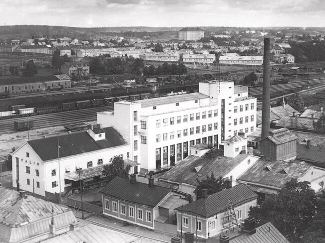 Valion uusi komea meijeri nousi Ajurinkadulle vuonna 1938. Sen juustolasta käynnistyi Aura-juuston nousu suomalaiseksi menestystarinaksi asti.