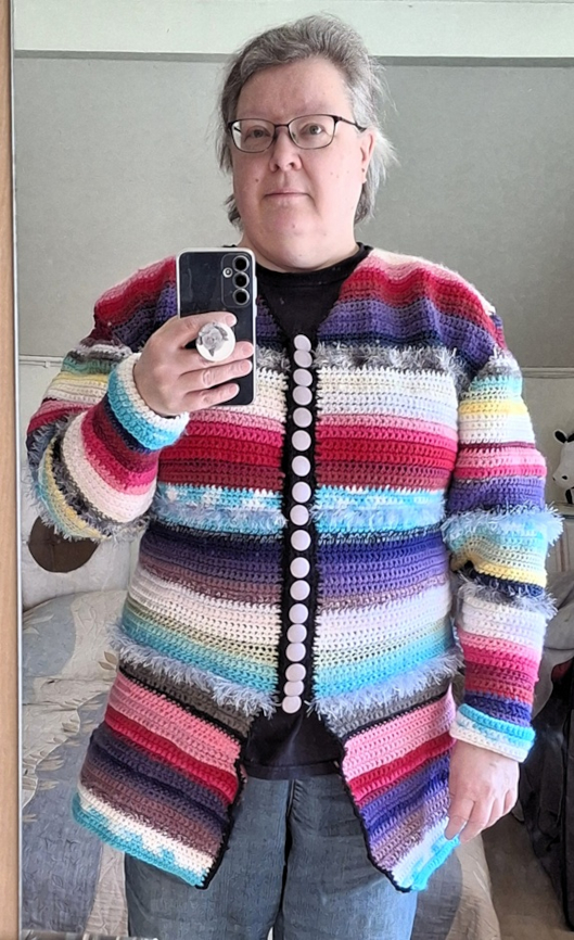 Birgit Hiironen virkkasi v&#228;rikk&#228;&#228;n villatakin kirpputorilta ostamistaan j&#228;m&#228;langoista.