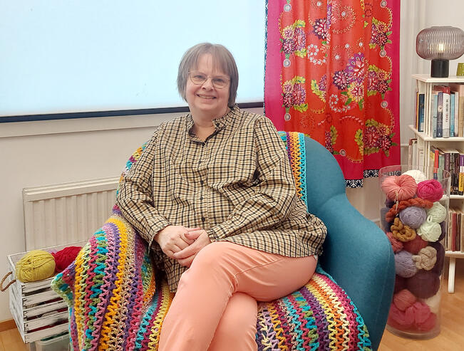 Tuula Kyrölä on keksinyt hauskan säilytystavan käyttöön pääsyä odottaville lankakerille. - Jämälangat toimivat sisustuselementteinä. Minulla on kaikenkirjavia pikkukeriä lasiastioissa eri puolilla kotia.