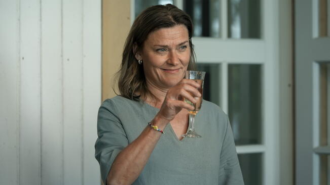 Pirjo Lonka on syyskuussa ahkerasti valkokankaalla. Hän näyttelee sekä Elämä on juhlassa että Täydellisissä vieraissa.