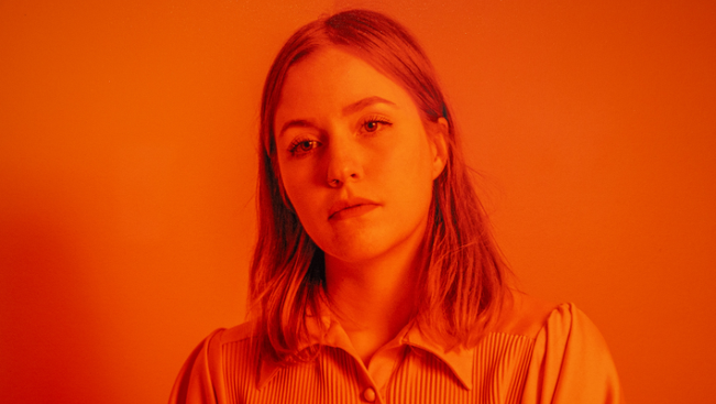 Yksityiskohta Sari Soinisen teoksesta Omakuva III, 2024.